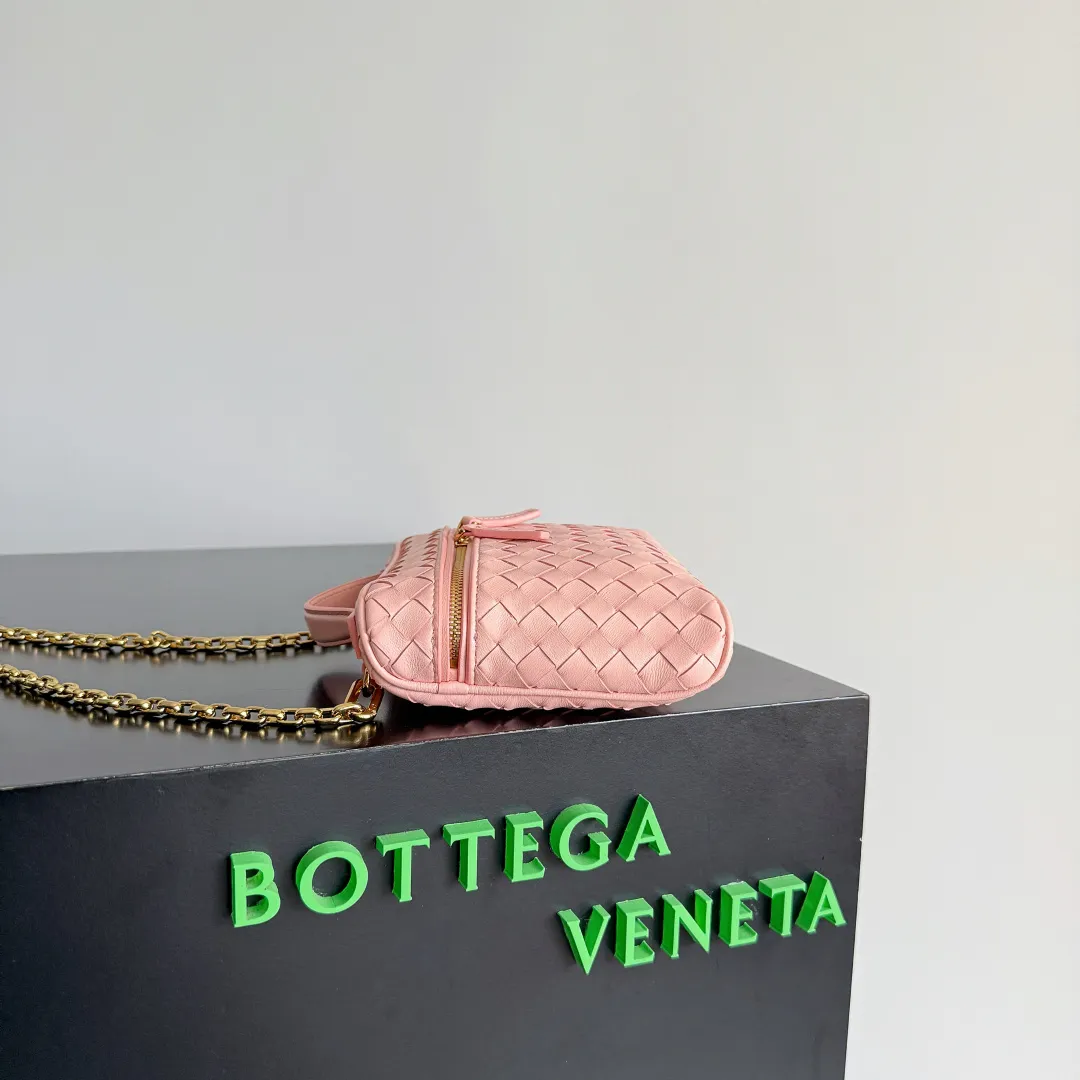 Batch 1480 BOTTEGA VENETA2025 new women's small Soft Vanity cosmetic bag, using the classic Intrecciato weaving technique, inheriting the classics, the ring buckle design 😎 The light metal chain gives you a high-end sense of matching, the chain is removable, and it can be used as a handbag ~ An elegant small bag that is perfect for participating in events. The overall body of the bag is as soft as marshmallow and can be easily kneaded, showing the strong toughness and high-end feel of the leather. The touch of sheepskin is so amazing. It is so healing when pinched! I have absolutely no resistance to small bags! ! ! Style number: 843800 Color: rose pink Size: 19*14*3cm